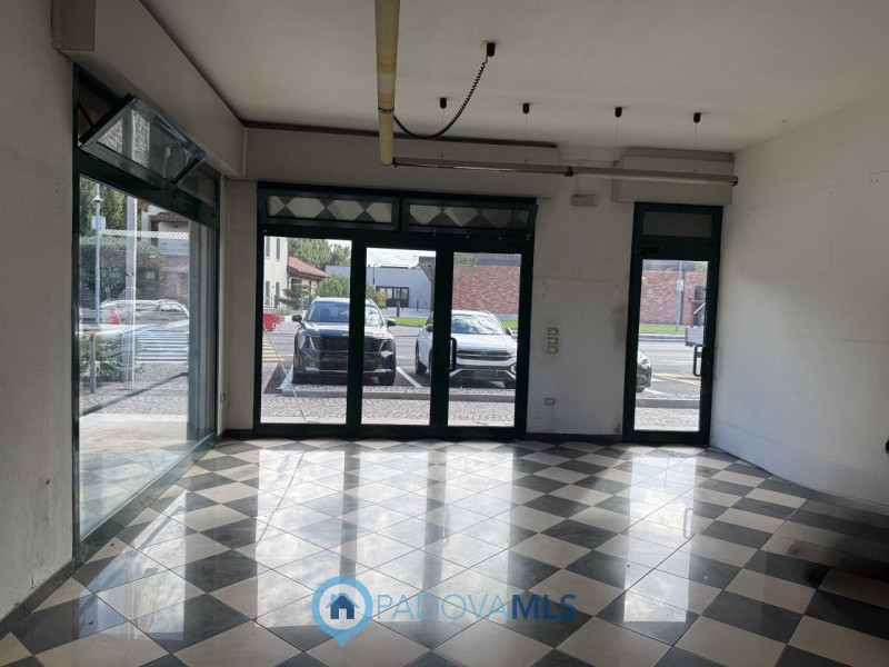 Negozio con vetrine e parcheggio in posizione centrale a Noventana

Immobile in esclusiva al Grup...