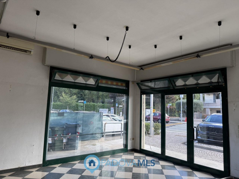 Negozio con vetrine e parcheggio in posizione centrale a Noventana

Immobile in esclusiva al Grup...