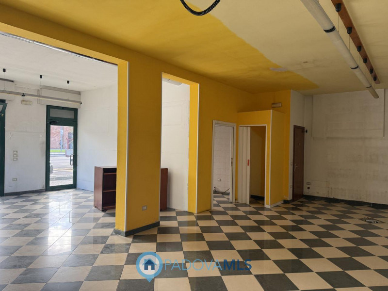 Negozio con vetrine e parcheggio in posizione centrale a Noventana

Immobile in esclusiva al Grup...