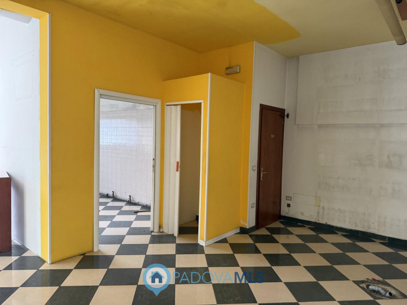 Negozio con vetrine e parcheggio in posizione centrale a Noventana

Immobile in esclusiva al Grup...