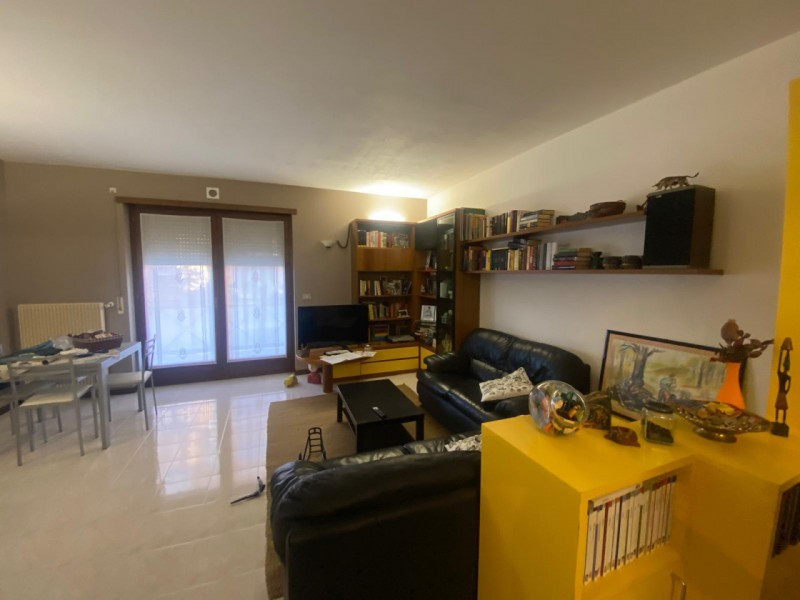 Vendesi affascinante appartamento in zona Caile , a pochi passi dal verde Parco Robinson. Questa ...