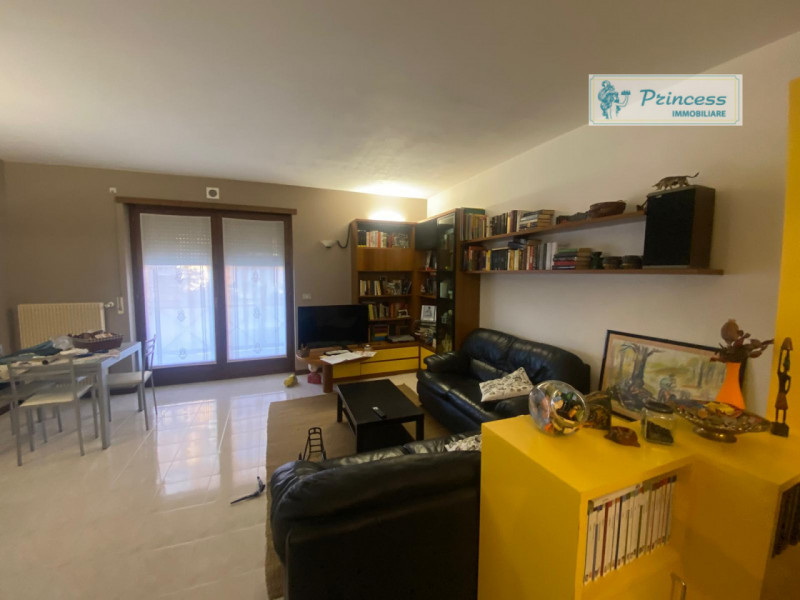 Vendesi affascinante appartamento in zona Caile , a pochi passi dal verde Parco Robinson. Questa ...