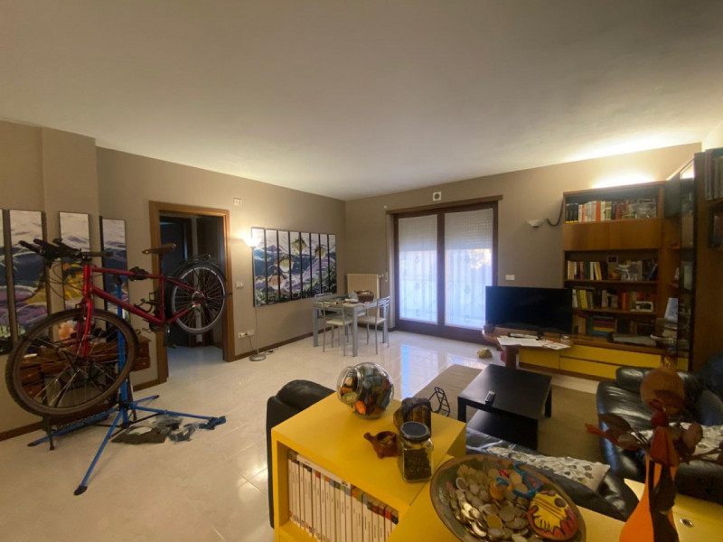 Vendesi affascinante appartamento in zona Caile , a pochi passi dal verde Parco Robinson. Questa ...