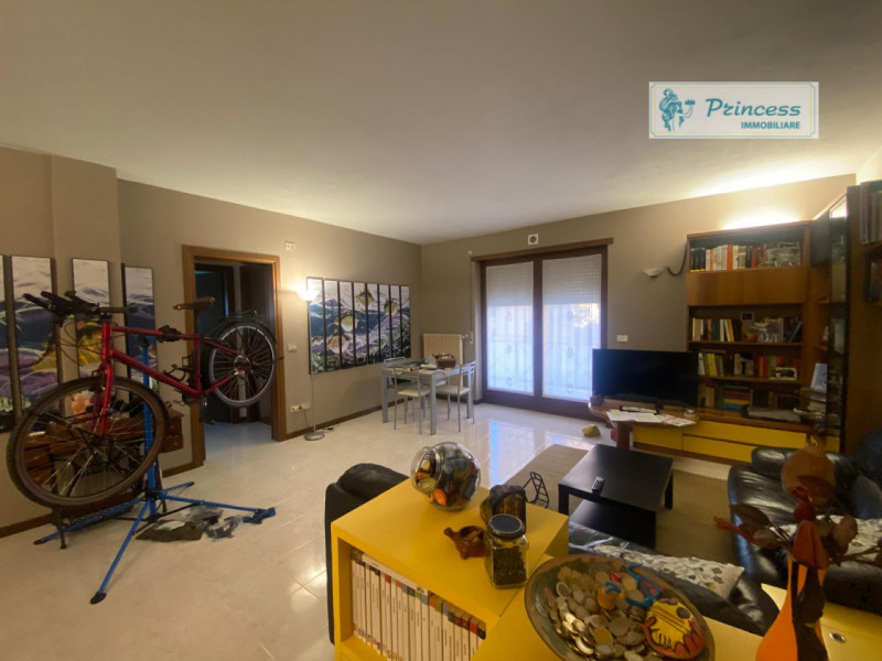 Vendesi affascinante appartamento in zona Caile , a pochi passi dal verde Parco Robinson. Questa ...