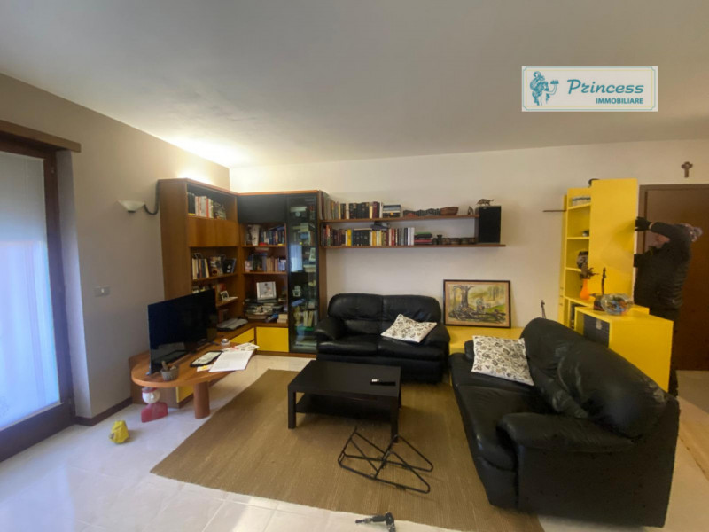 Vendesi affascinante appartamento in zona Caile , a pochi passi dal verde Parco Robinson. Questa ...