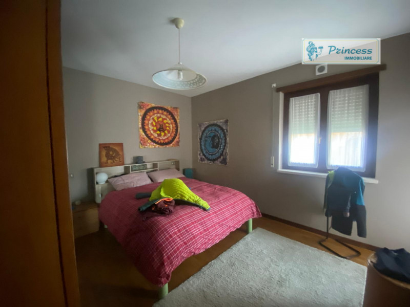 Vendesi affascinante appartamento in zona Caile , a pochi passi dal verde Parco Robinson. Questa ...