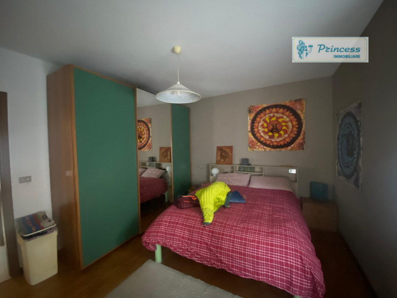 Vendesi affascinante appartamento in zona Caile , a pochi passi dal verde Parco Robinson. Questa ...