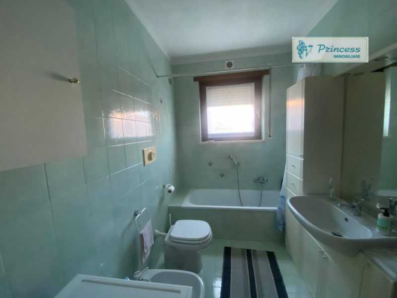 Vendesi affascinante appartamento in zona Caile , a pochi passi dal verde Parco Robinson. Questa ...