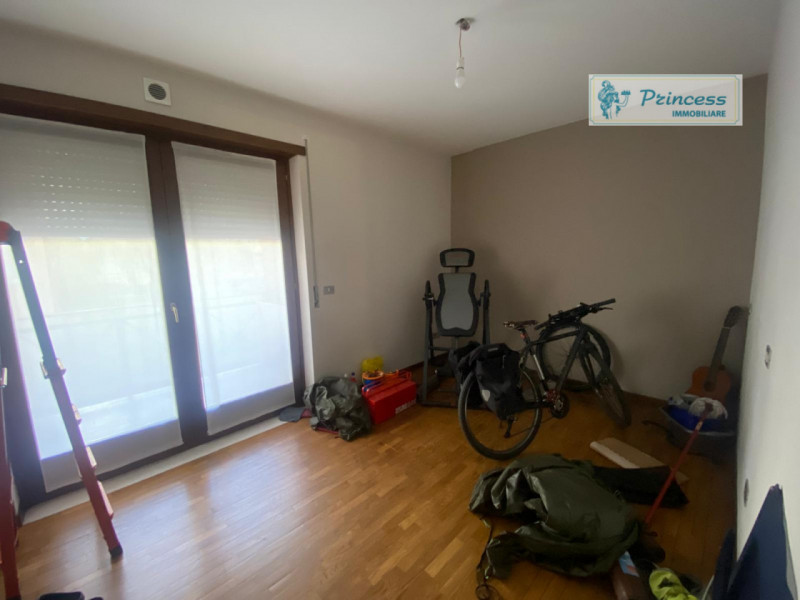 Vendesi affascinante appartamento in zona Caile , a pochi passi dal verde Parco Robinson. Questa ...