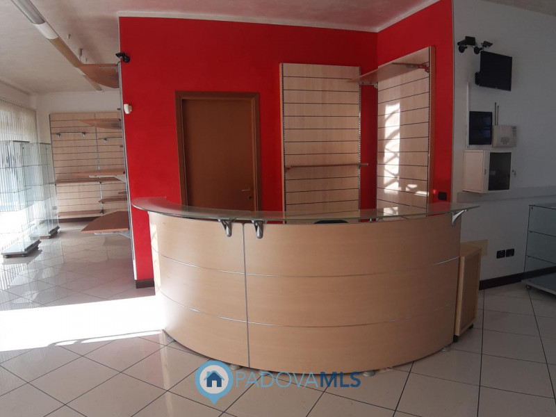 SOLESINO VENDESI LOCALE COMMERCIALE

Immobile in esclusiva al Gruppo Padova MLS

A due passi dal ...