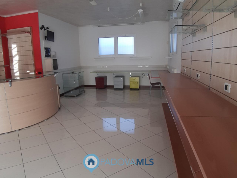 SOLESINO VENDESI LOCALE COMMERCIALE

Immobile in esclusiva al Gruppo Padova MLS

A due passi dal ...