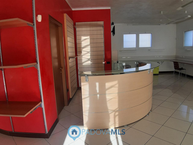 SOLESINO VENDESI LOCALE COMMERCIALE

Immobile in esclusiva al Gruppo Padova MLS

A due passi dal ...