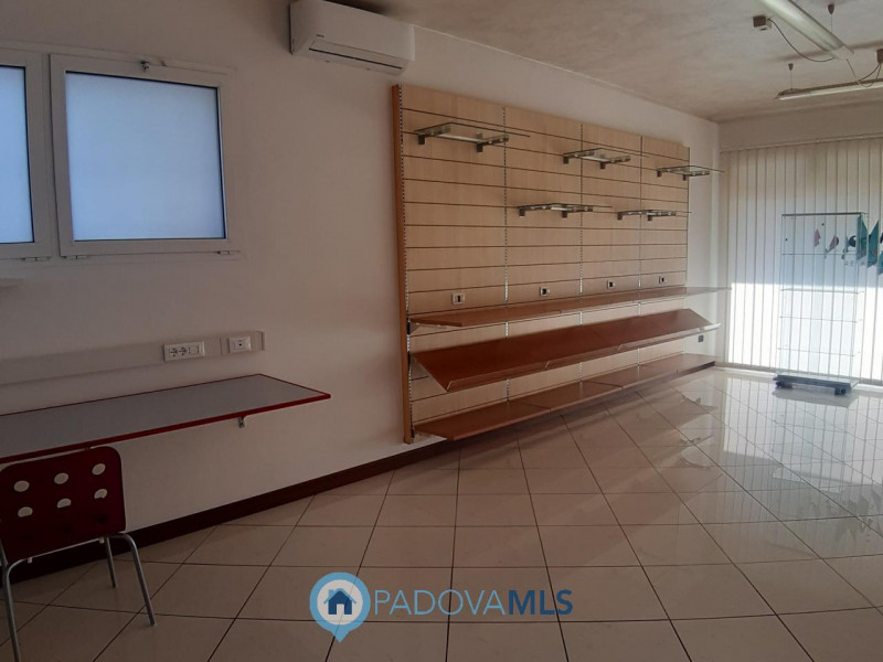 SOLESINO VENDESI LOCALE COMMERCIALE

Immobile in esclusiva al Gruppo Padova MLS

A due passi dal ...