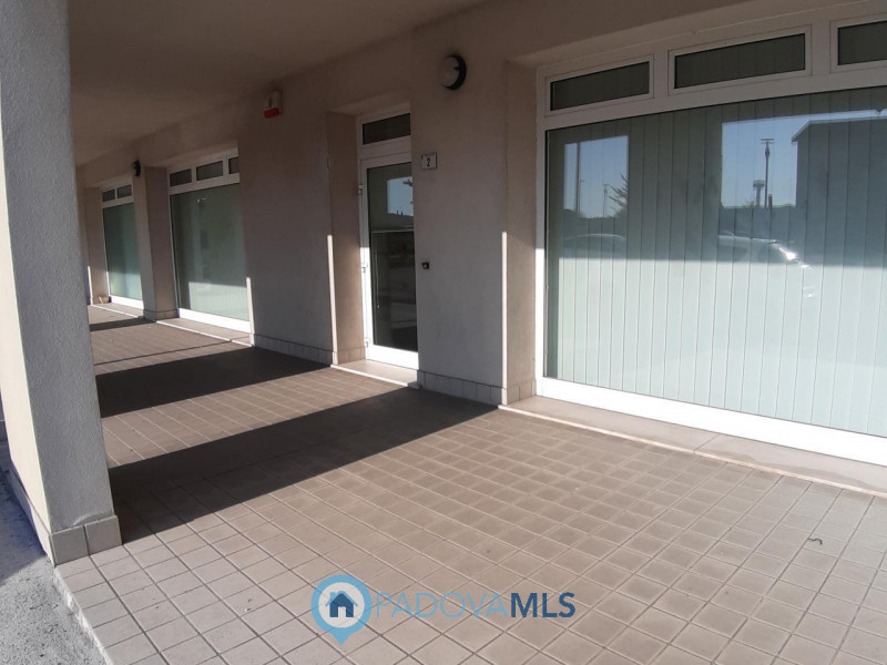 SOLESINO VENDESI LOCALE COMMERCIALE

Immobile in esclusiva al Gruppo Padova MLS

A due passi dal ...