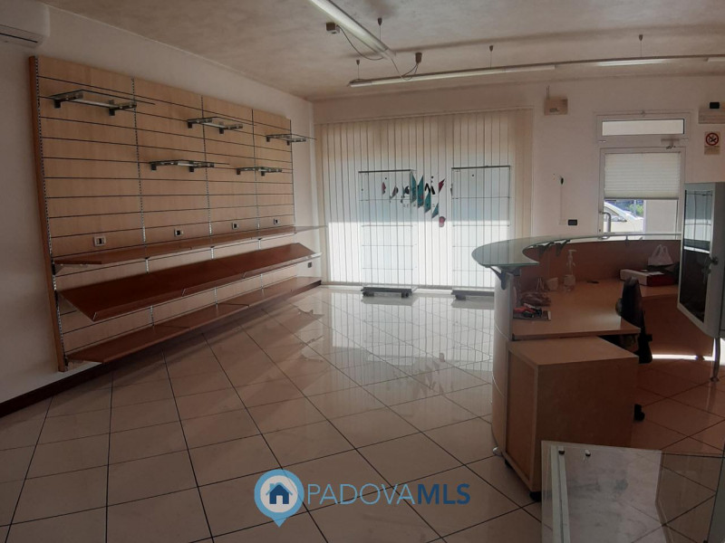 SOLESINO VENDESI LOCALE COMMERCIALE

Immobile in esclusiva al Gruppo Padova MLS

A due passi dal ...