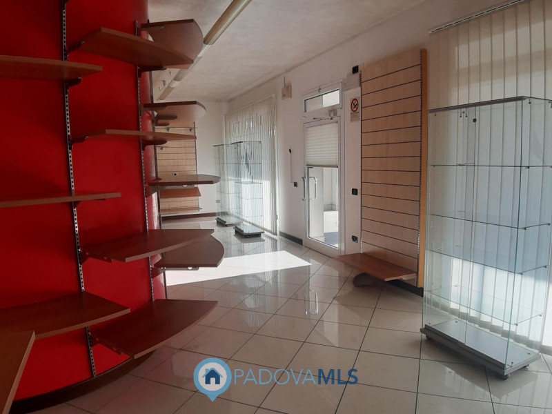 SOLESINO VENDESI LOCALE COMMERCIALE

Immobile in esclusiva al Gruppo Padova MLS

A due passi dal ...