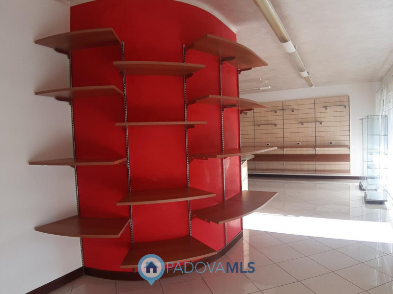 SOLESINO VENDESI LOCALE COMMERCIALE

Immobile in esclusiva al Gruppo Padova MLS

A due passi dal ...