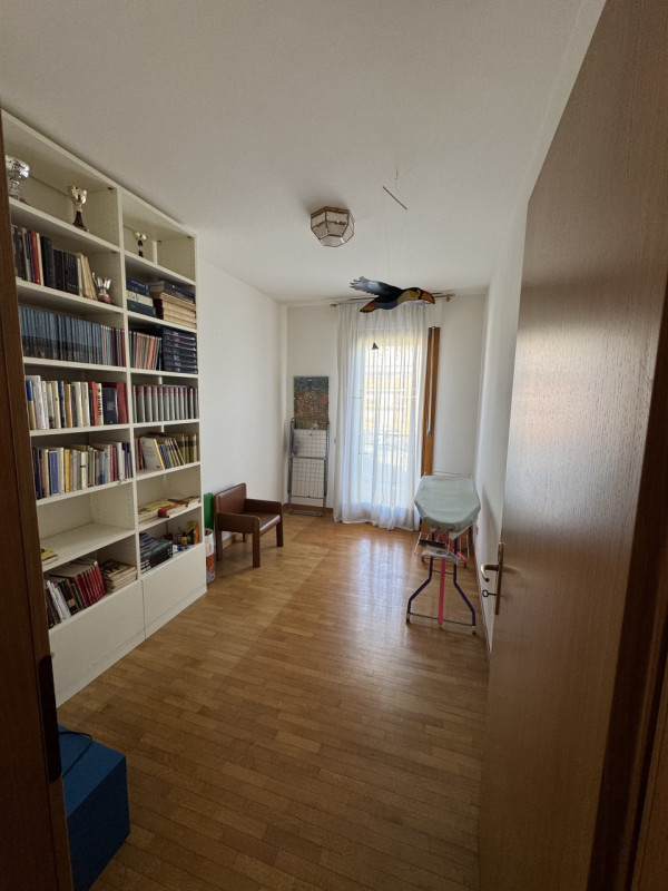 A Vittorio Veneto proponiamo in vendita un ampio e luminoso appartamento trilocale disposto su pi...