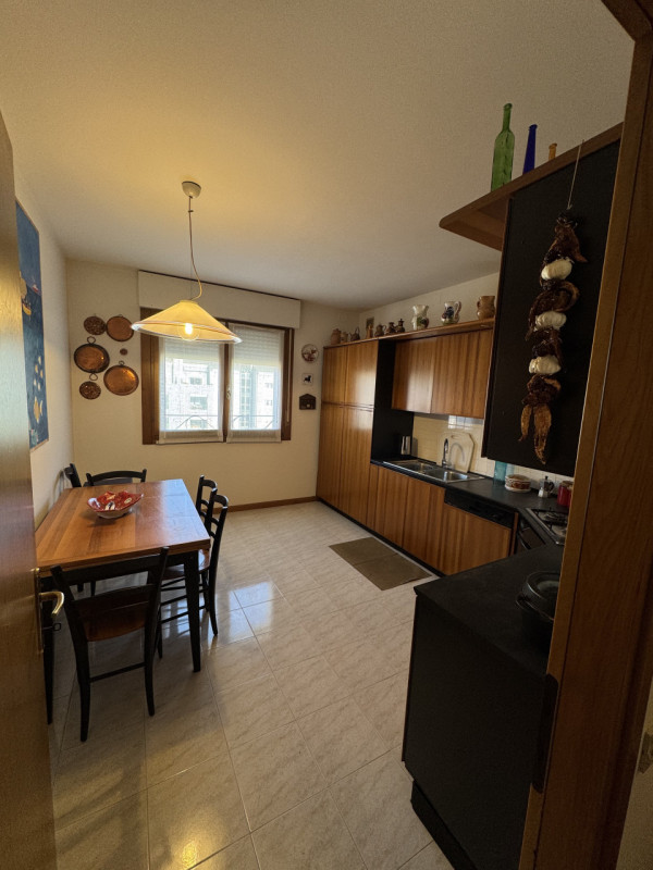 A Vittorio Veneto proponiamo in vendita un ampio e luminoso appartamento trilocale disposto su pi...