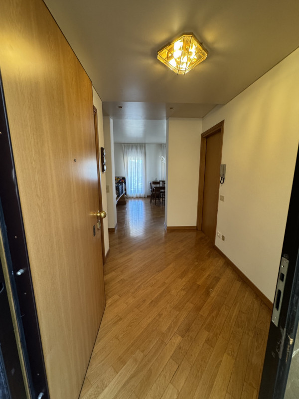 A Vittorio Veneto proponiamo in vendita un ampio e luminoso appartamento trilocale disposto su pi...