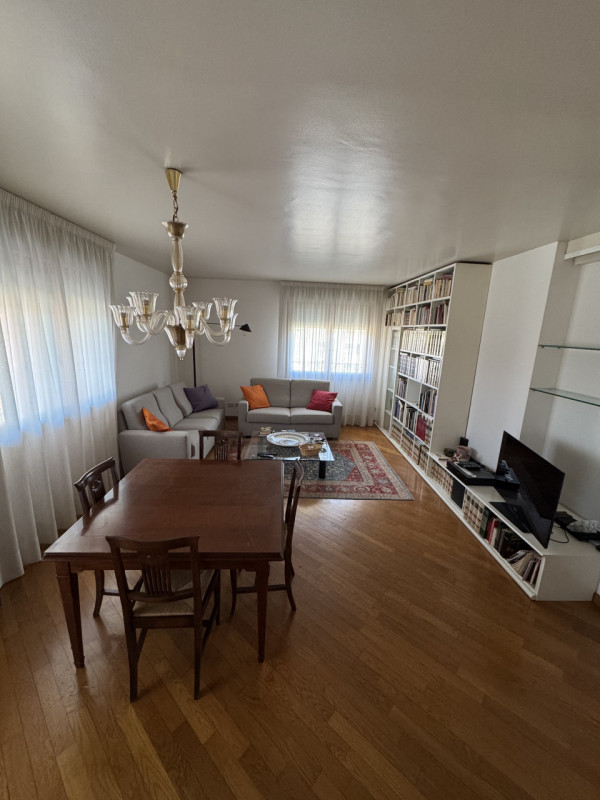 A Vittorio Veneto proponiamo in vendita un ampio e luminoso appartamento trilocale disposto su pi...