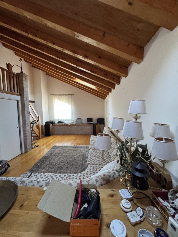 A Vittorio Veneto proponiamo in vendita un ampio e luminoso appartamento trilocale disposto su pi...