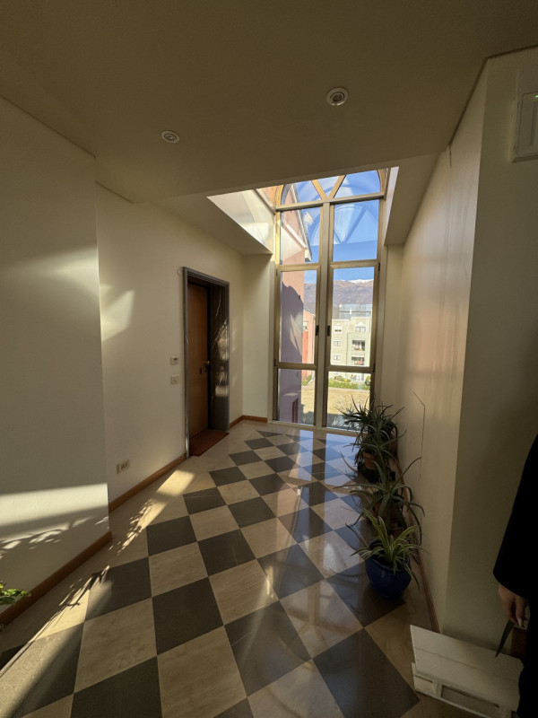 A Vittorio Veneto proponiamo in vendita un ampio e luminoso appartamento trilocale disposto su pi...