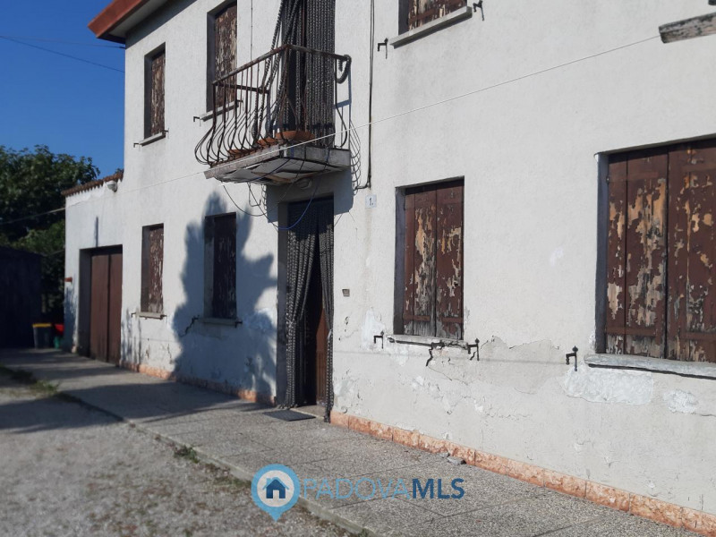 MONSELICE VENDESI CASA SINGOLA CON TERRENO

Immobile in esclusiva al Gruppo Padova MLS

In frazio...