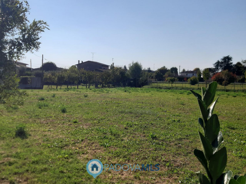 MONSELICE VENDESI CASA SINGOLA CON TERRENO

Immobile in esclusiva al Gruppo Padova MLS

In frazio...