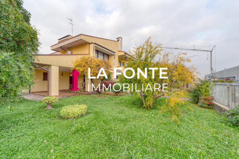 PERAGA DI VIGONZA - VILLA SINGOLA CON LABORATORIO - su lotto di 1.500 mq, offre ampi spazi per vi...