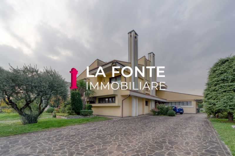 PERAGA DI VIGONZA - VILLA SINGOLA CON LABORATORIO - su lotto di 1.500 mq, offre ampi spazi per vi...