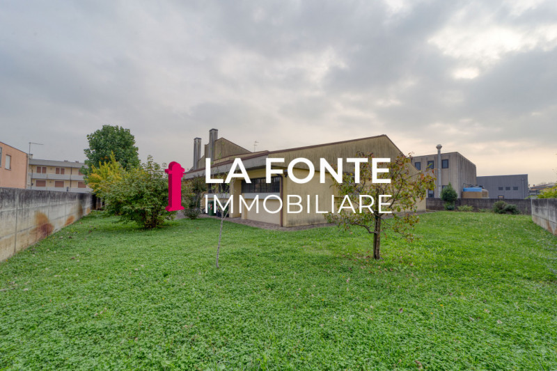 PERAGA DI VIGONZA - VILLA SINGOLA CON LABORATORIO - su lotto di 1.500 mq, offre ampi spazi per vi...