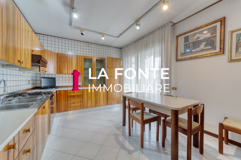 PERAGA DI VIGONZA - VILLA SINGOLA CON LABORATORIO - su lotto di 1.500 mq, offre ampi spazi per vi...