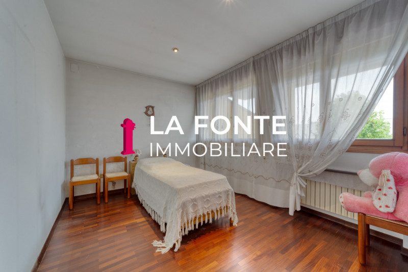 PERAGA DI VIGONZA - VILLA SINGOLA CON LABORATORIO - su lotto di 1.500 mq, offre ampi spazi per vi...