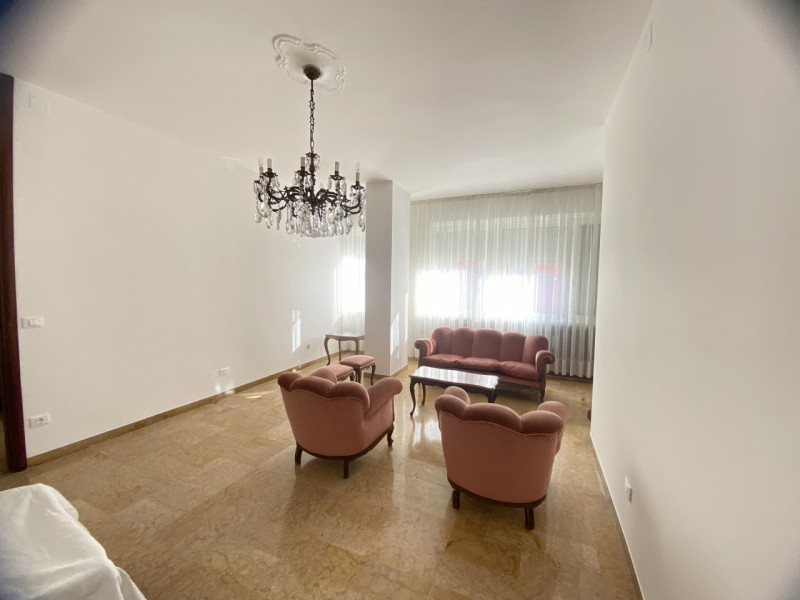 Nel  centro storico di Vicenza, proponiamo in locazione un appartamento esclusivo situato al terz...