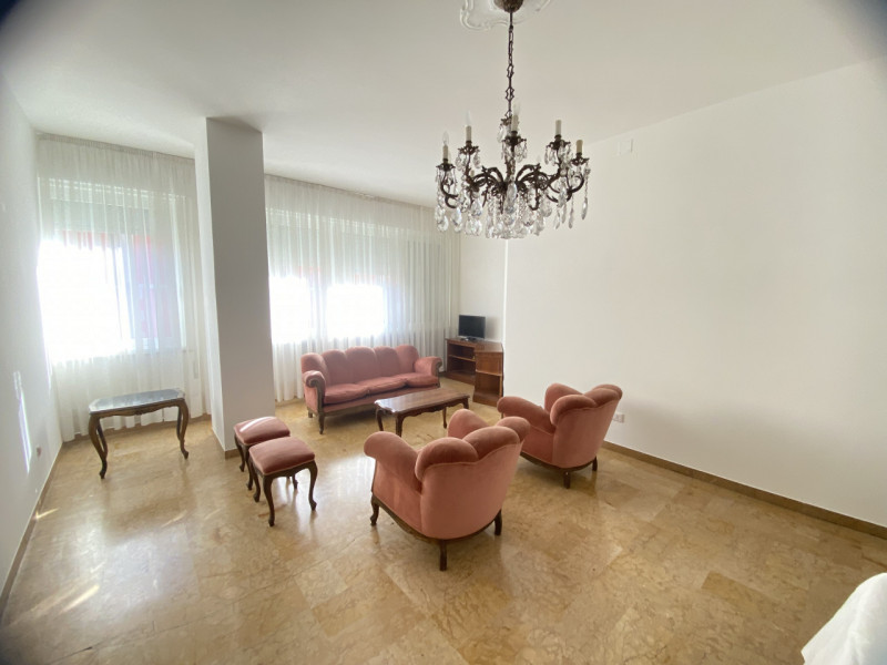 Nel  centro storico di Vicenza, proponiamo in locazione un appartamento esclusivo situato al terz...