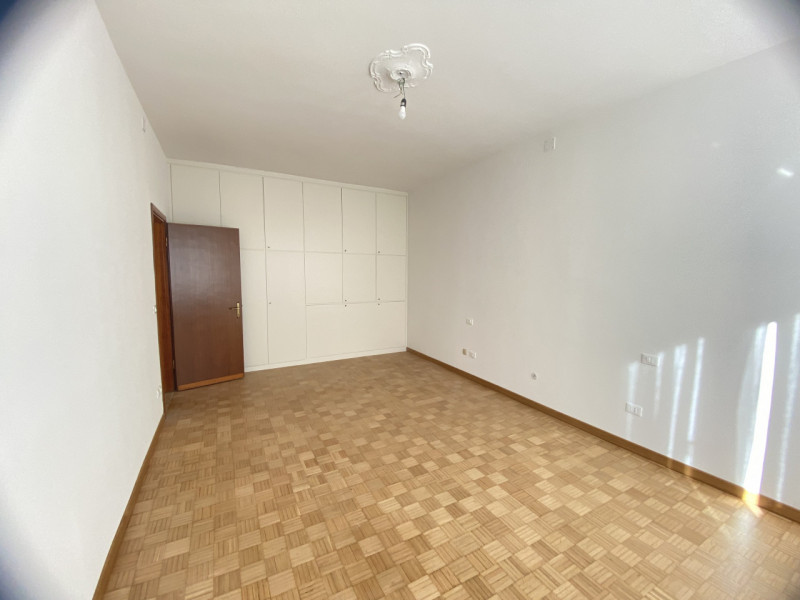 Nel  centro storico di Vicenza, proponiamo in locazione un appartamento esclusivo situato al terz...