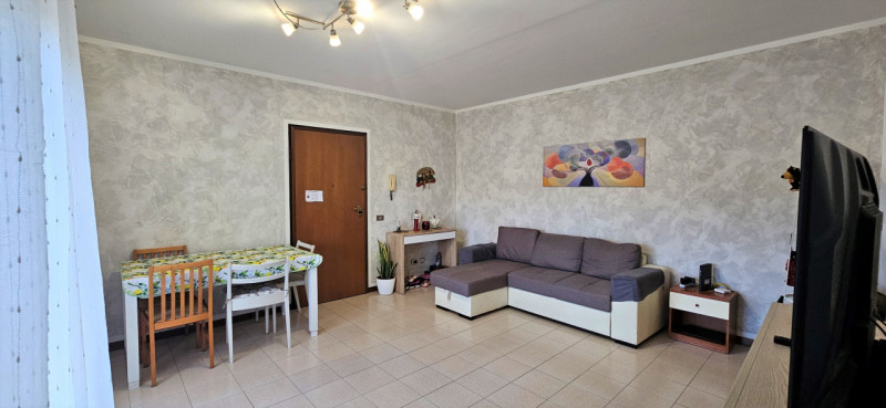 VICENZA OVEST - Zona Pomari: Proponiamo appartamento con due camere e due bagni completamente arr...
