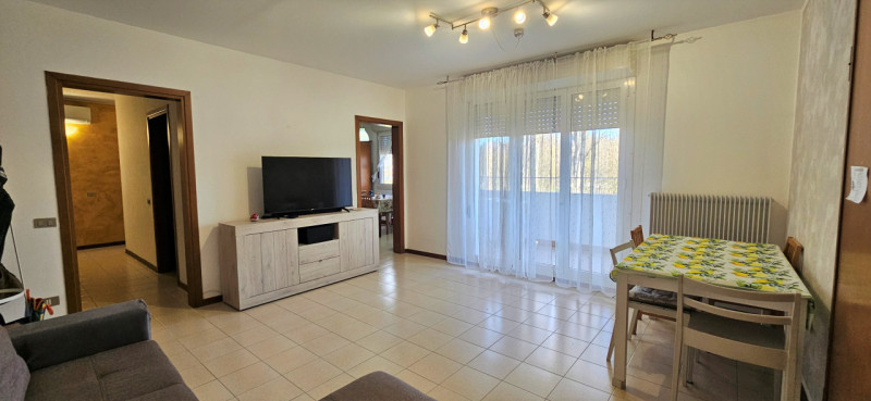 VICENZA OVEST - Zona Pomari: Proponiamo appartamento con due camere e due bagni completamente arr...