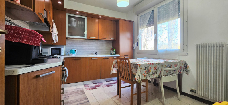 VICENZA OVEST - Zona Pomari: Proponiamo appartamento con due camere e due bagni completamente arr...