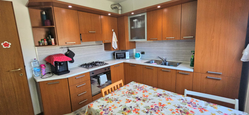 VICENZA OVEST - Zona Pomari: Proponiamo appartamento con due camere e due bagni completamente arr...