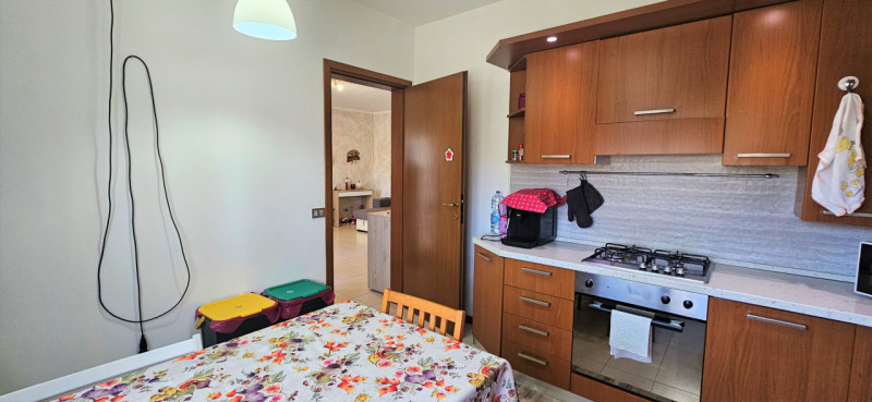 VICENZA OVEST - Zona Pomari: Proponiamo appartamento con due camere e due bagni completamente arr...