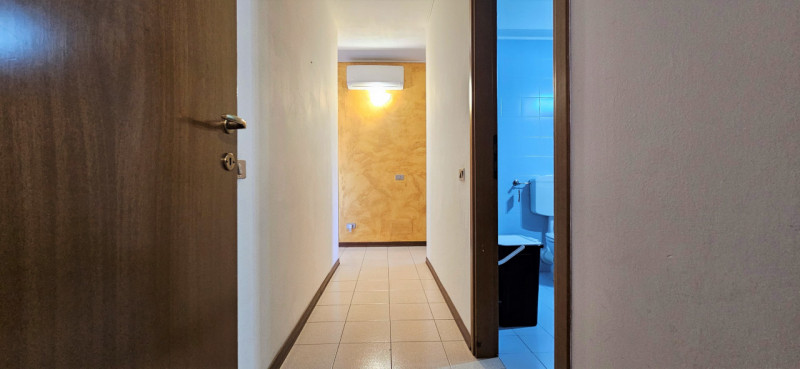 VICENZA OVEST - Zona Pomari: Proponiamo appartamento con due camere e due bagni completamente arr...