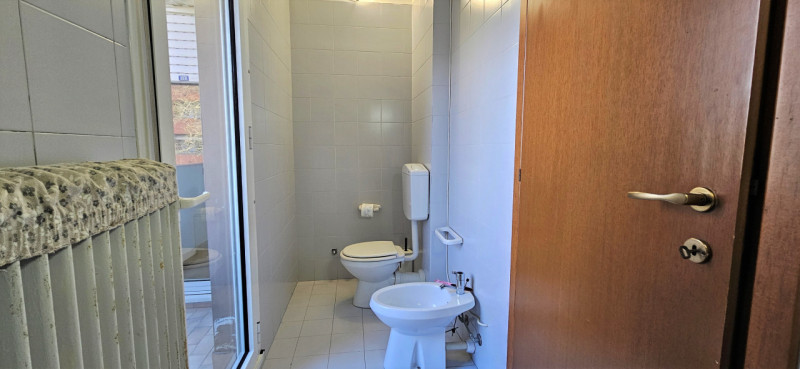 VICENZA OVEST - Zona Pomari: Proponiamo appartamento con due camere e due bagni completamente arr...