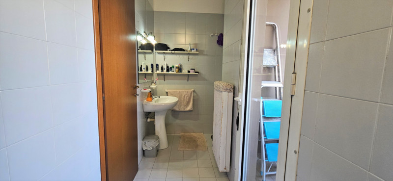 VICENZA OVEST - Zona Pomari: Proponiamo appartamento con due camere e due bagni completamente arr...