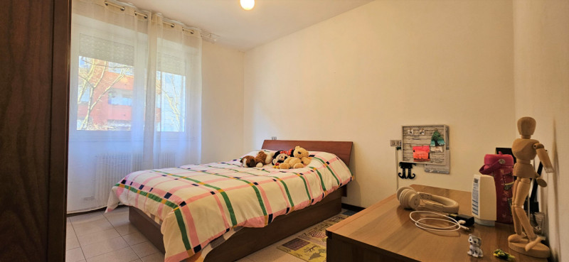 VICENZA OVEST - Zona Pomari: Proponiamo appartamento con due camere e due bagni completamente arr...