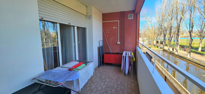 VICENZA OVEST - Zona Pomari: Proponiamo appartamento con due camere e due bagni completamente arr...