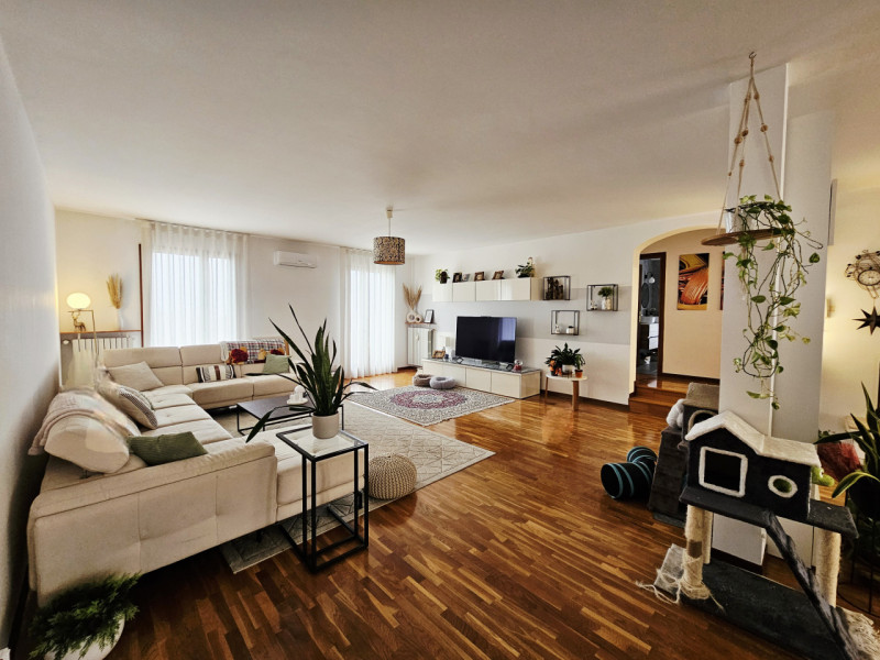 A Ospedaletto Euganeo, in un tranquillo quartiere residenziale, proponiamo in vendita spettacolar...