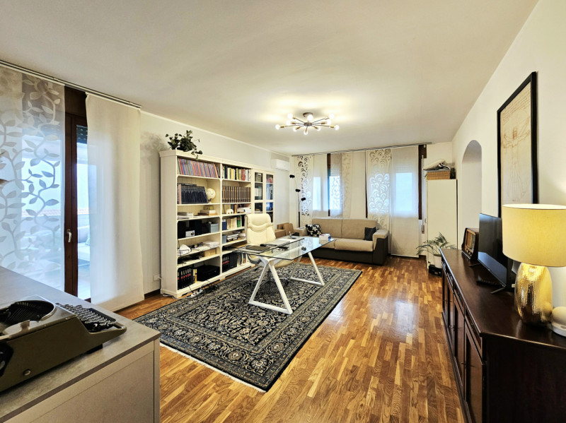 A Ospedaletto Euganeo, in un tranquillo quartiere residenziale, proponiamo in vendita spettacolar...