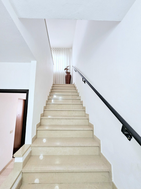 A Ospedaletto Euganeo, in un tranquillo quartiere residenziale, proponiamo in vendita spettacolar...